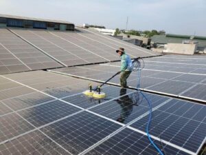 cách vệ sinh tấm pin năng lượng mặt trời